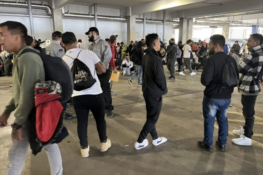 Denver limita a tres días albergue para nuevos inmigrantes