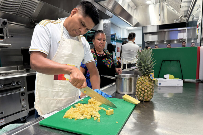 Chefs oaxaqueñas dictaron taller a restauranteros de Colorado