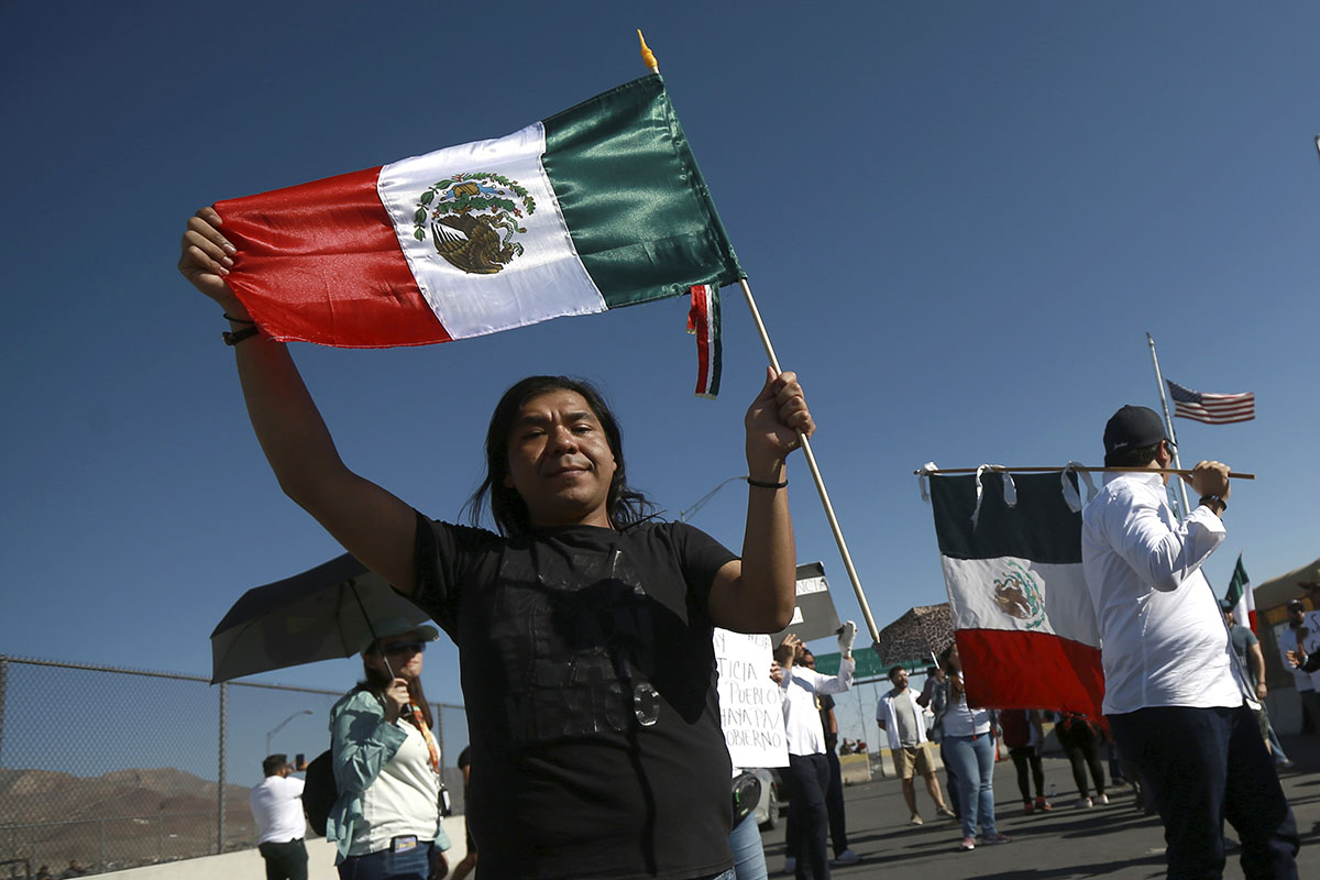 Manifestantes cierran puente