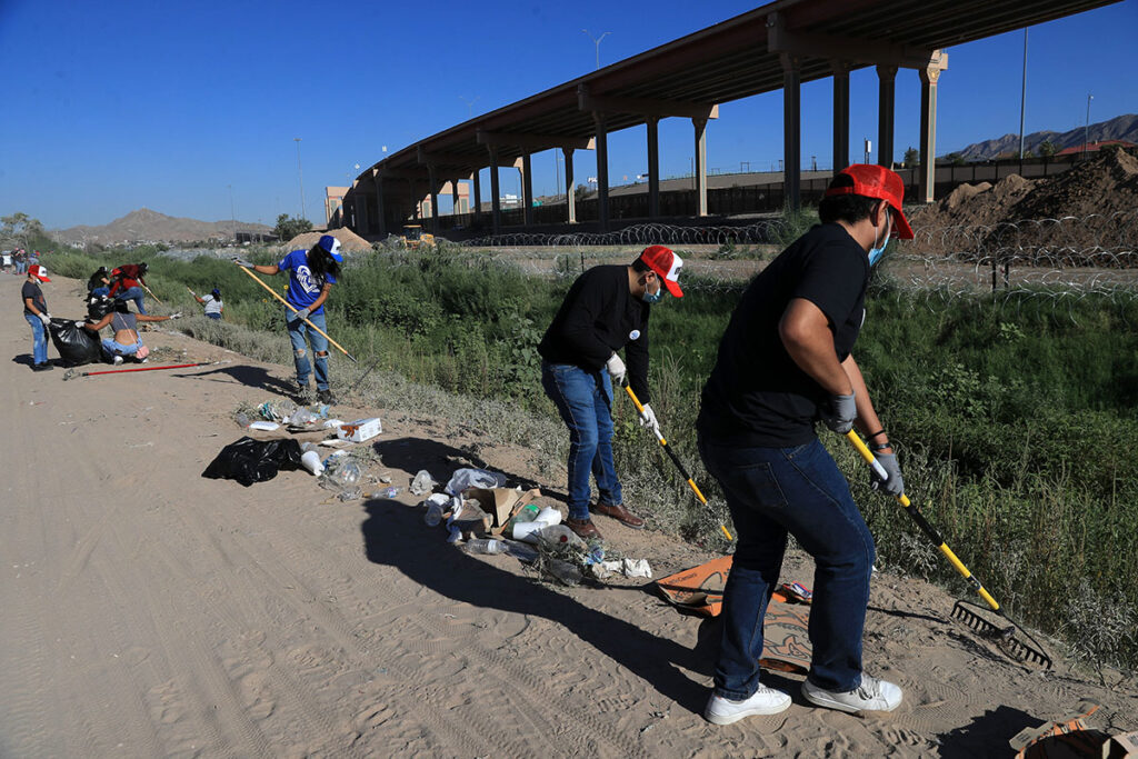 Voluntarios de México y EE. UU. limpian el fronterizo Río Bravo