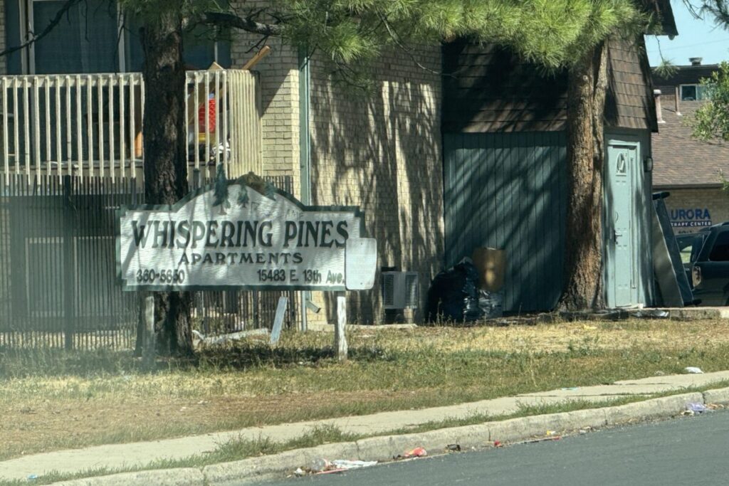 Hombre fallece tras tiroteo en área de apartamentos Whispering Pines en Aurora, Colorado