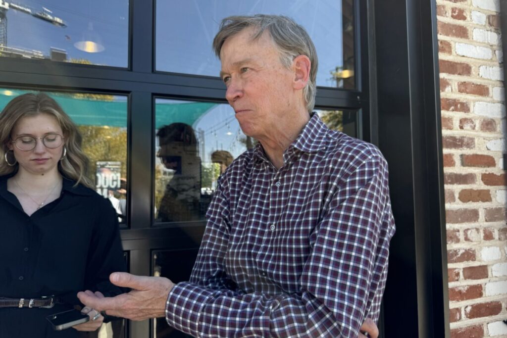 Hickenlooper accuses Trump of seeking media attention with "outrageous" statements Hickenlooper acusa a Trump de buscar atención mediática con declaraciones "escandalosas”