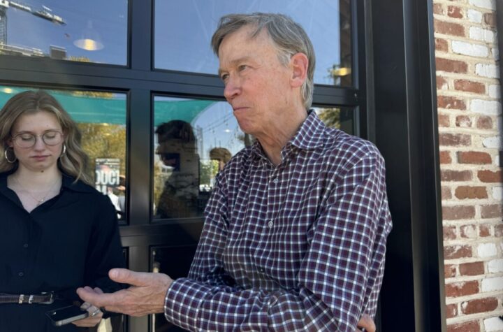 Hickenlooper accuses Trump of seeking media attention with "outrageous" statements Hickenlooper acusa a Trump de buscar atención mediática con declaraciones "escandalosas”