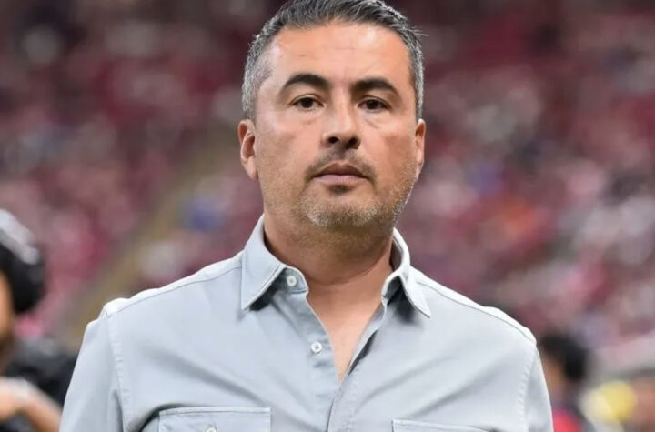 Chivas destituyen entrenador
