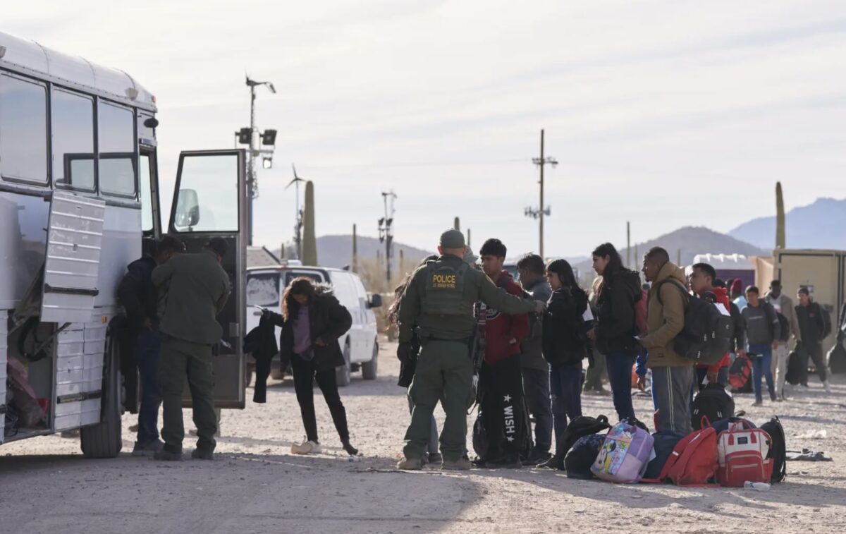 Trump confirma que usará a las Fuerzas Armadas para deportar a migrantes indocumentados