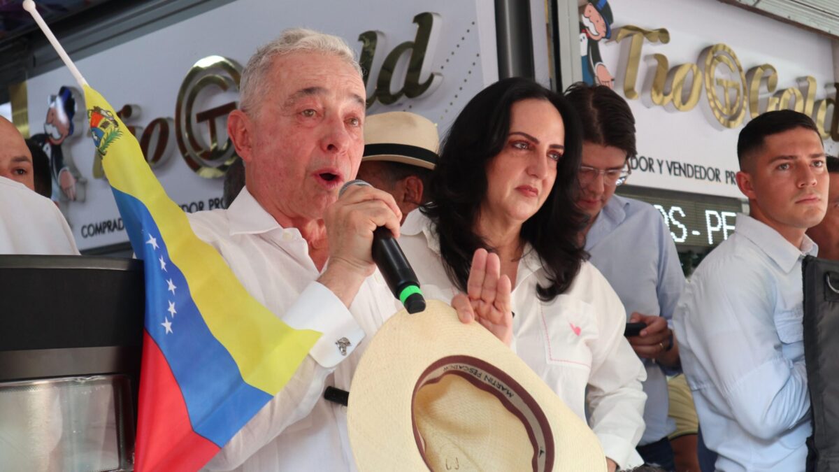 Álvaro Uribe pide intervención internacional para desalojar a Maduro