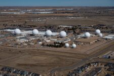 Buckley Base in Aurora Begins Operations as Migrant Processing Center Base Buckley en Aurora inicia operaciones como centro de detención de migrantes