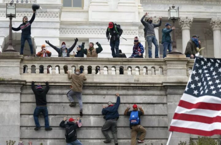 Trump indultó a encausados por asalto al Capitolio