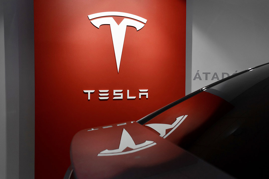 Tesla en picada 
