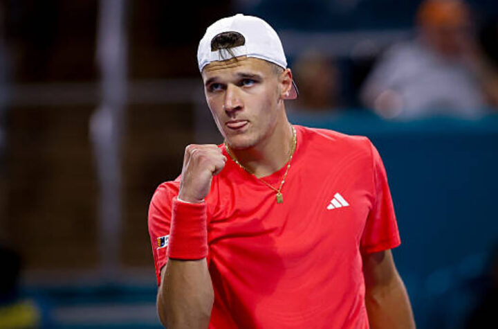 Mensik destrona a Djokovic 