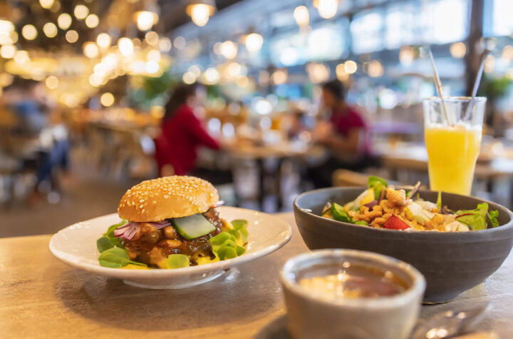 Restaurants in Denver Experience Steep Decline in Sales During 2024  Restaurantes en Denver experimentan una fuerte caída en ventas durante 2024 