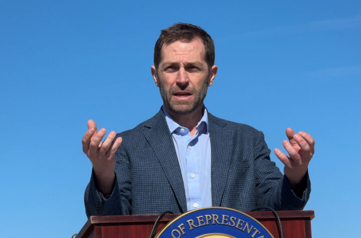 Lawmakers demand reinstatement of legal aid for migrant children Congresistas exigen restituir ayuda legal a menores migrantes