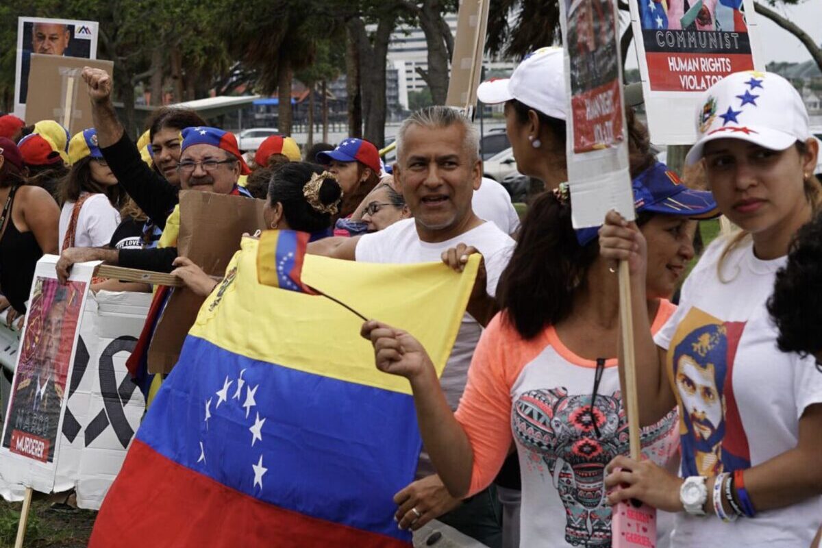 EE.UU. estudia prohibir entrada de venezolanos