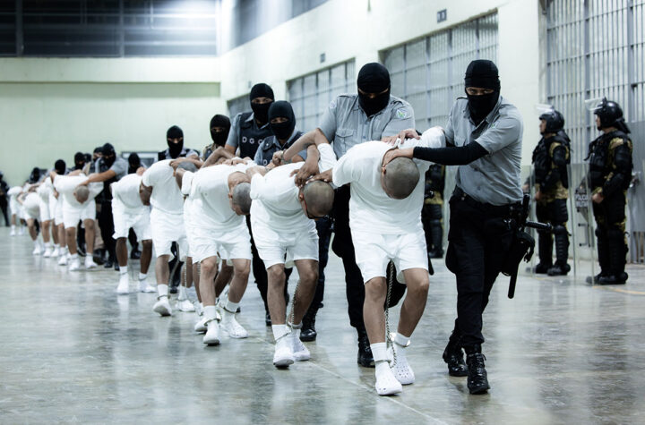 Trasladan a cárcel de Bukele presuntos miembros del Tren de Aragua