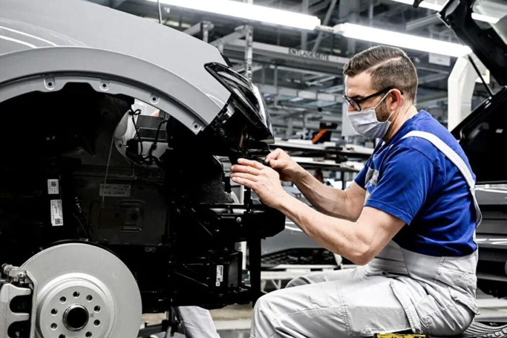Ayuda a fabricantes de autos