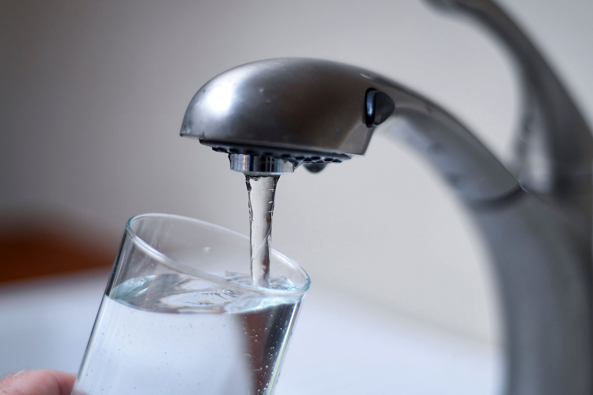Kennedy pide cortar el flúor del agua