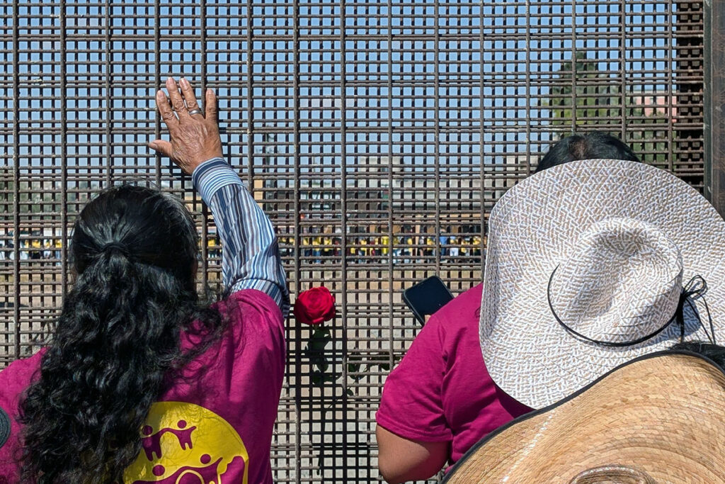 Madres protestan tras prohibición de “Abrazos, No Muros”