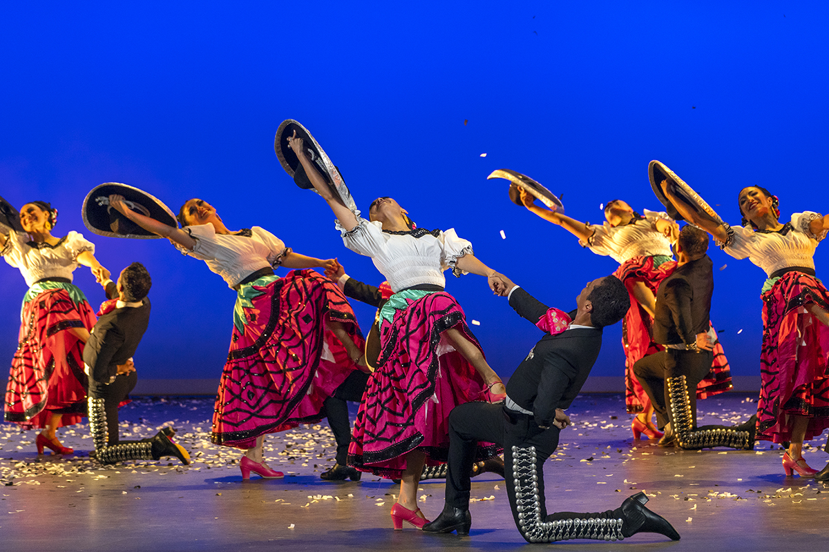 ArtistiCO enciende el escenario con su espectáculo ¡Viva México! 