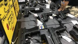 Dueños de armería en Denver se declaran culpables de venta ilegal de armas