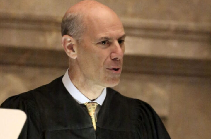 Juez ordena ofrecer apelación a venezolanos expulsados a El Salvador