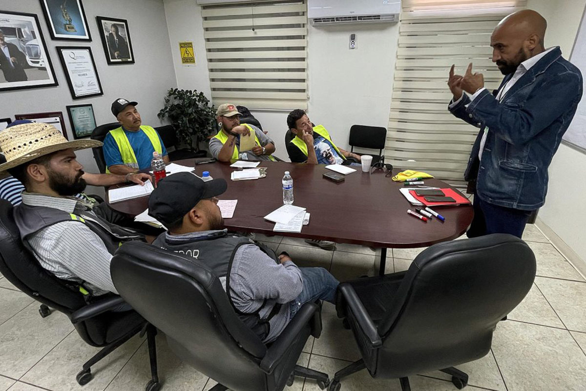Empresas capacitan con inglés a camioneros en norte de México  