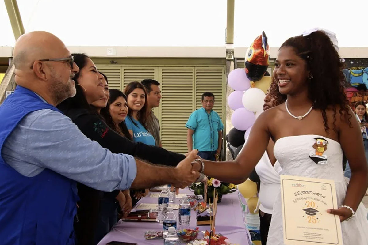 Niños migrantes se gradúan   