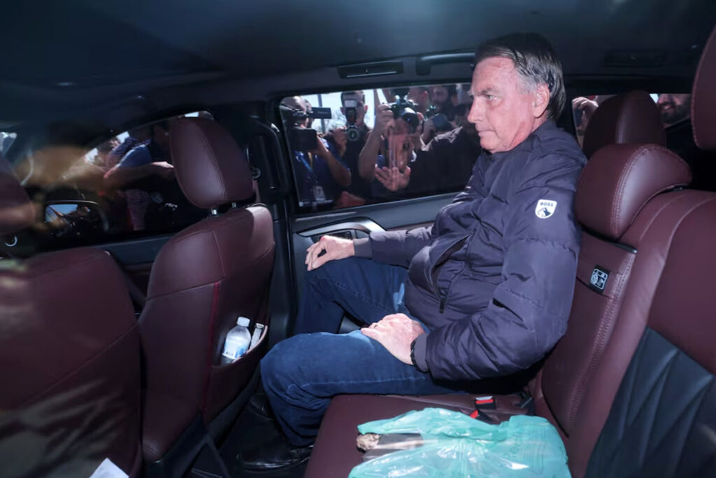 Justicia impone tobillera electrónica a Bolsonaro para frenar su fuga a EE.UU.
