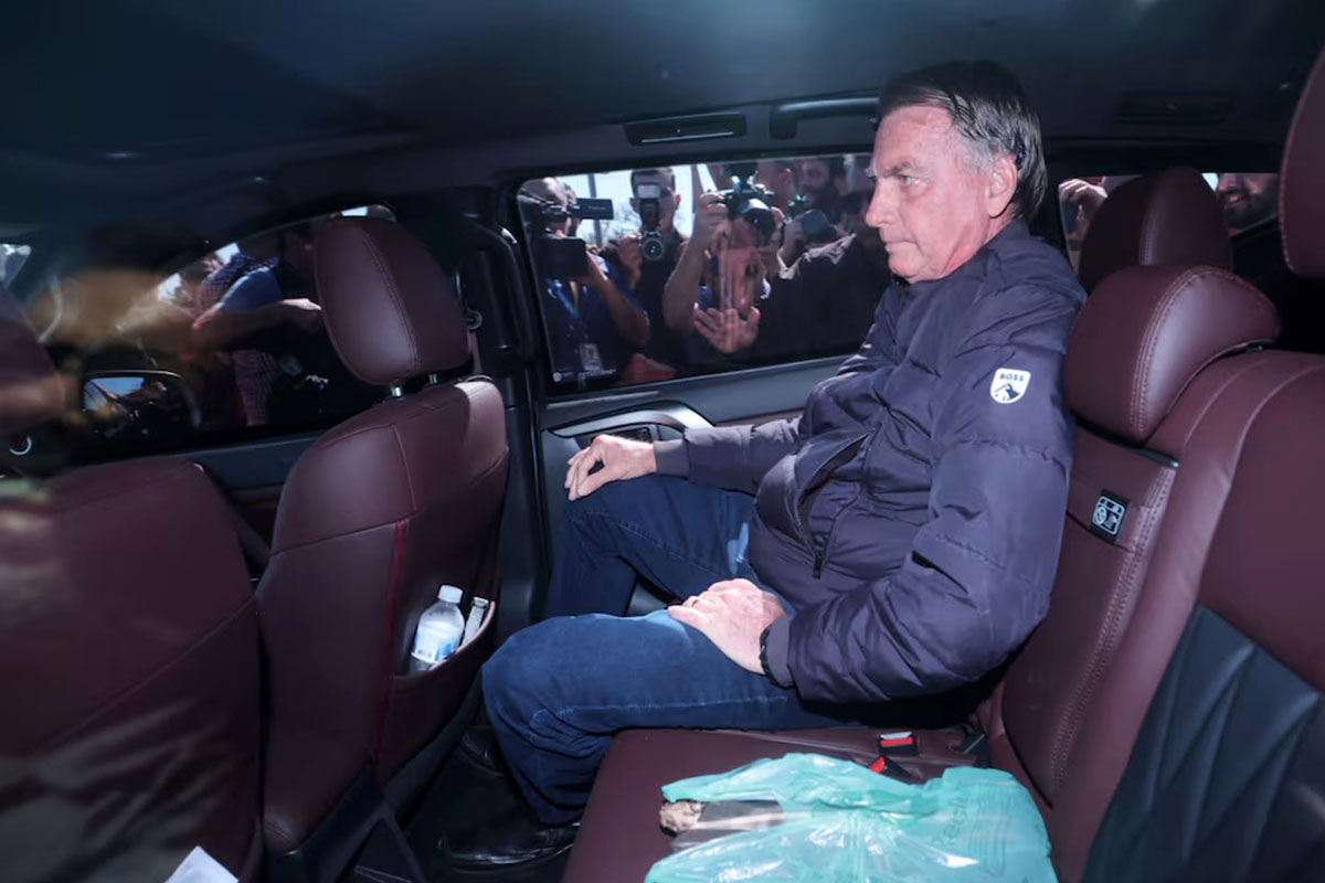 Justicia impone tobillera electrónica a Bolsonaro para frenar su fuga a EE.UU.