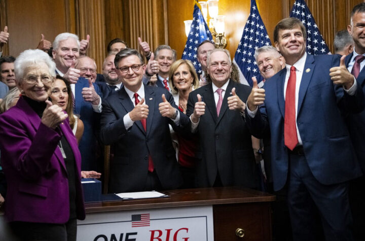 Aprueban los recortes de impuestos y del Medicaid 