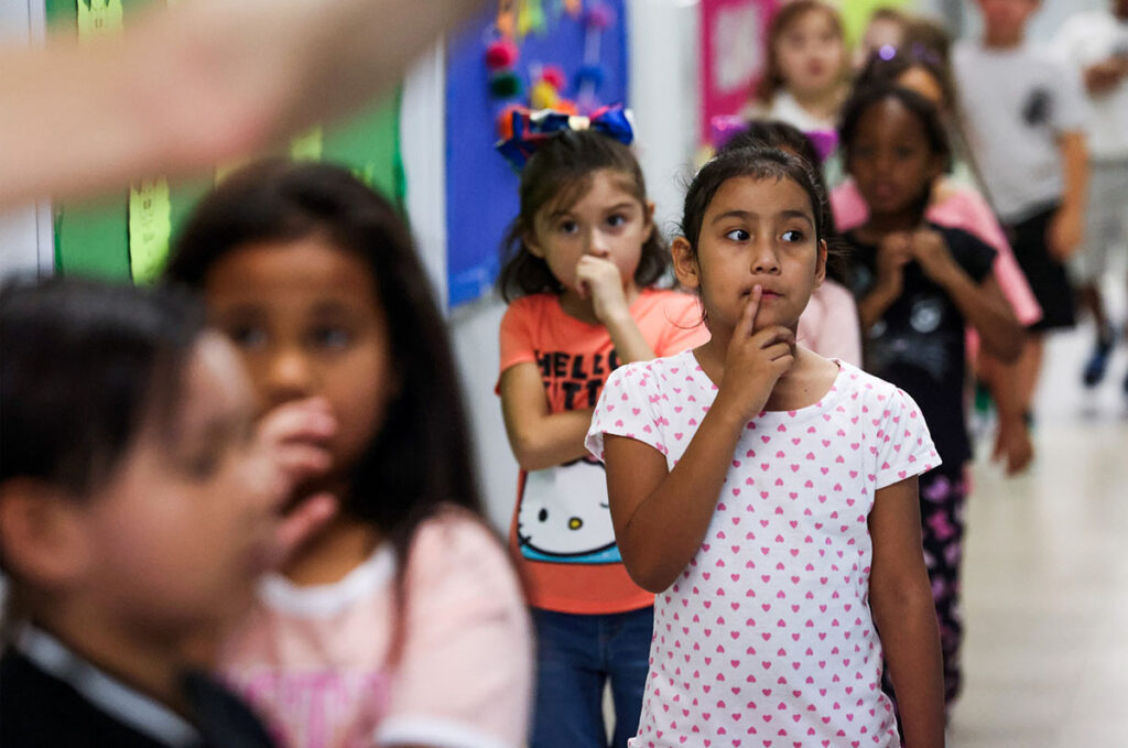 Distritos escolares exigen liberar fondos retenidos desde el 1 de julio 