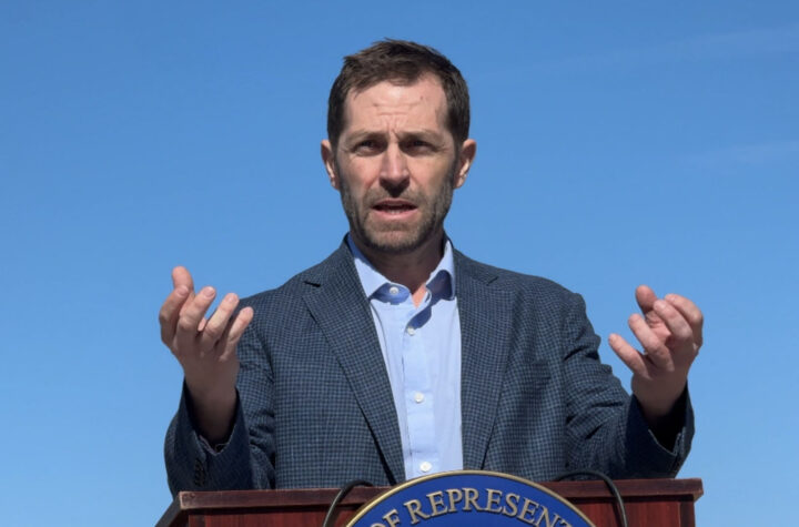 Impiden a Jason Crow ingresar a centro de detención de ICE en Aurora