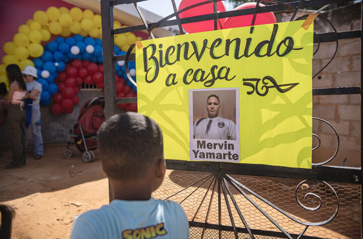 Madres venezolanas celebran regreso de hijos presos en cárcel de Bukele 