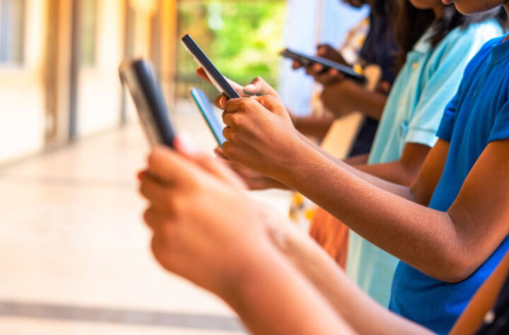 Prohíbe celulares en escuelas  