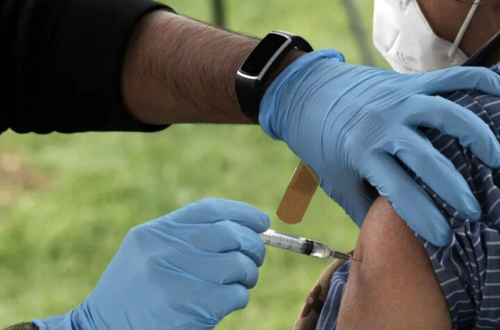 EE.UU. restringe vacunas anticovid solo a población de alto riesgo