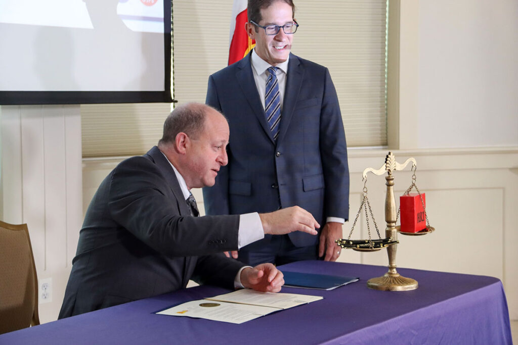 Polis recorta gastos para cerrar déficit en Colorado