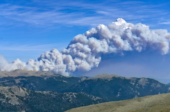 Colorado lucha contra incendios cada vez más grandes 