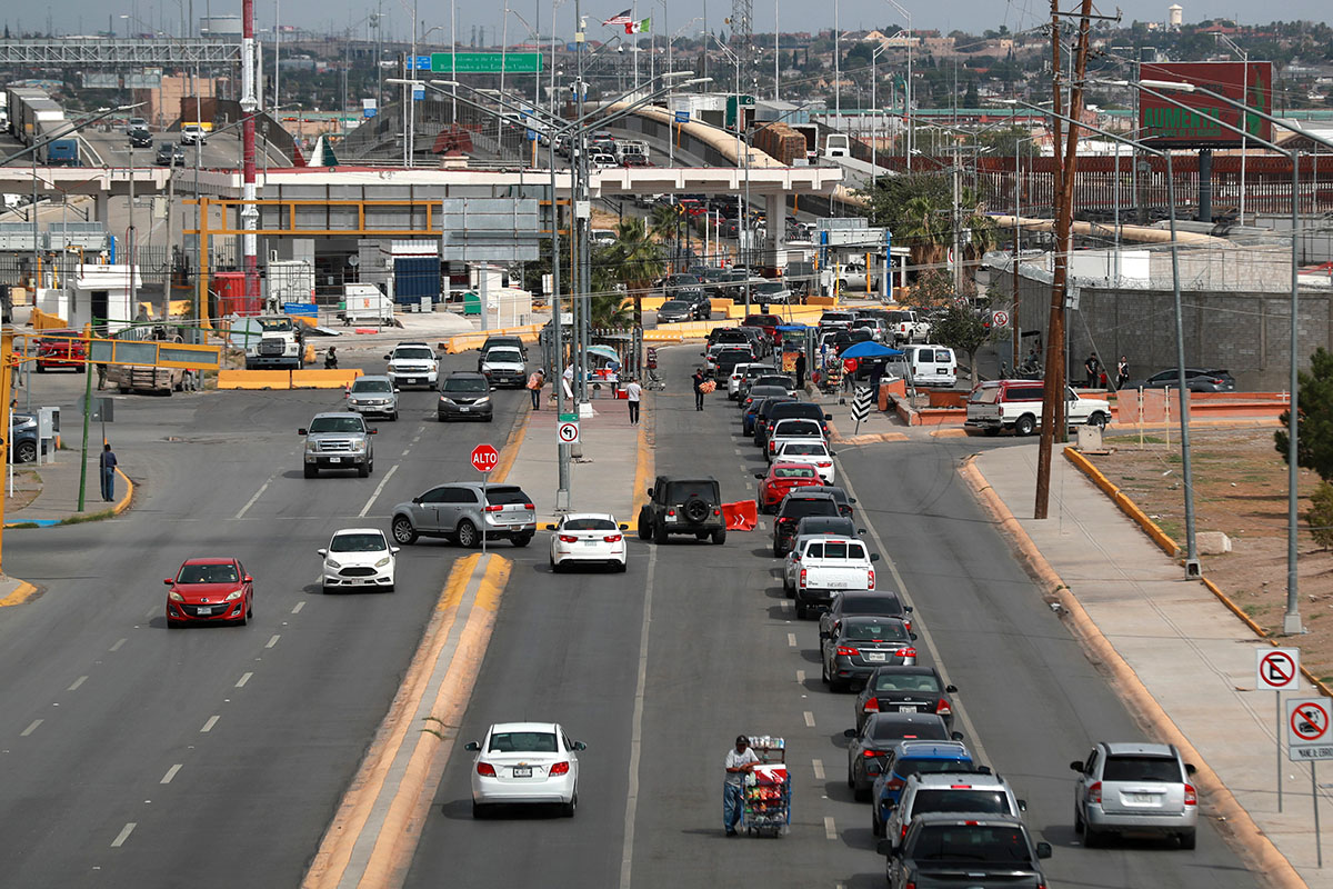 Largas filas en cruces en la frontera norte de México 