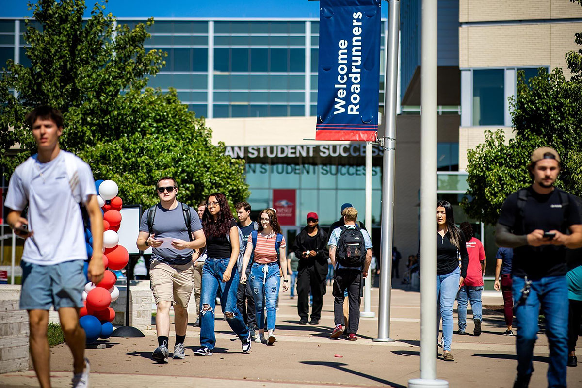 Recortes federales golpean a universidades que sirven a hispanos en Colorado 