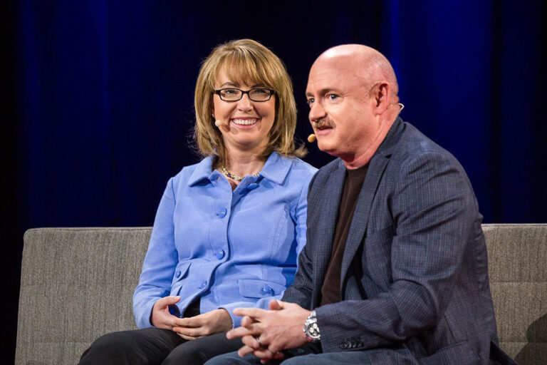 Pentágono evalúa juzgar a Mark Kelly en corte militar 