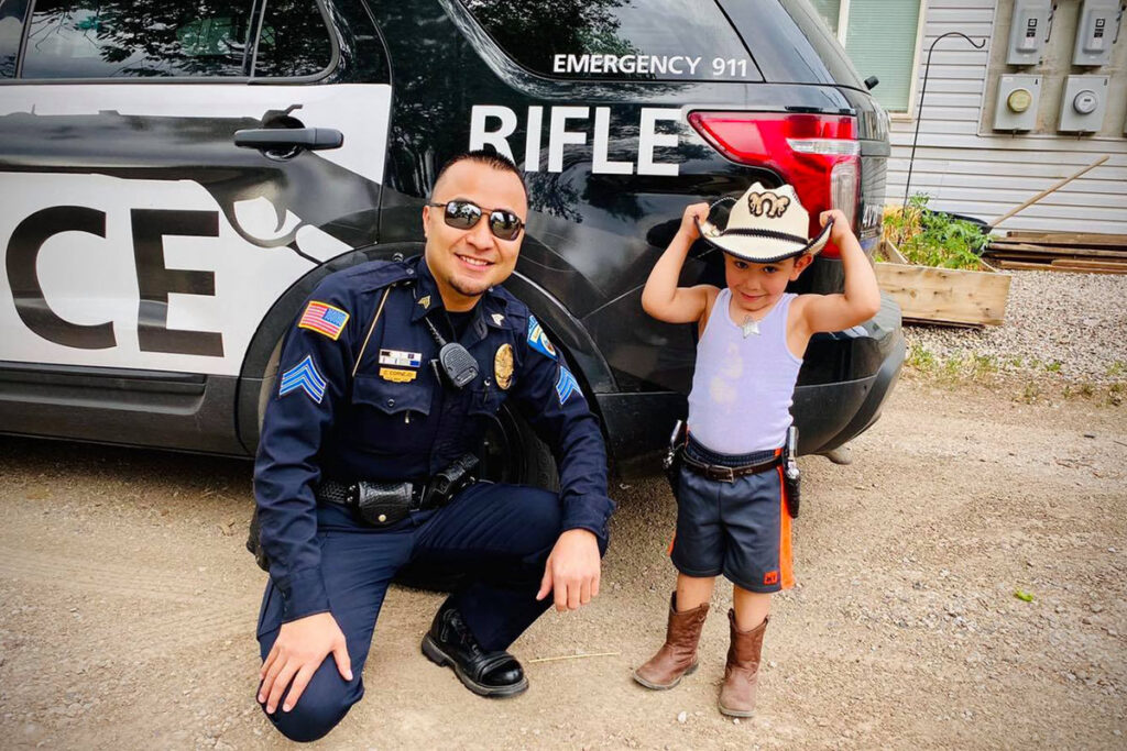 El Sargento Cornejo ahora canta y amplía su influencia 
