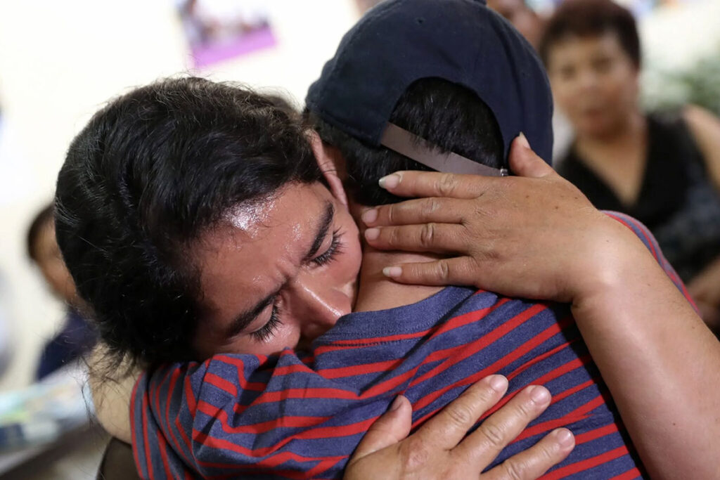 Cancelan programas de reunificación familiar para inmigrantes 