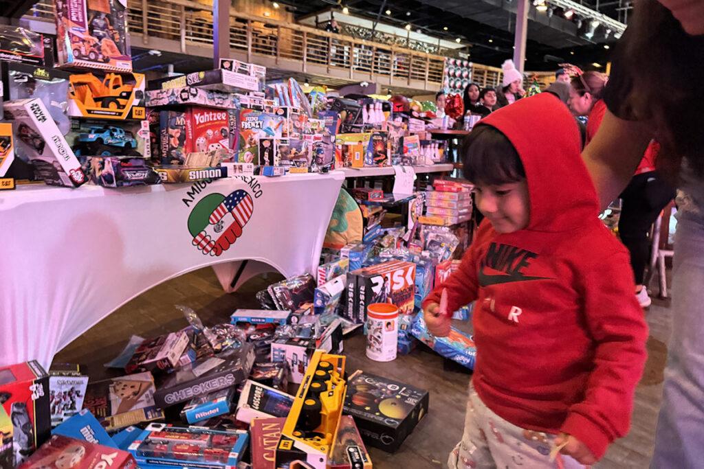 Posada de Amigos de México alegró a miles de niños
