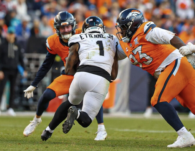 Broncos se aferran al primer lugar de la AFC 
