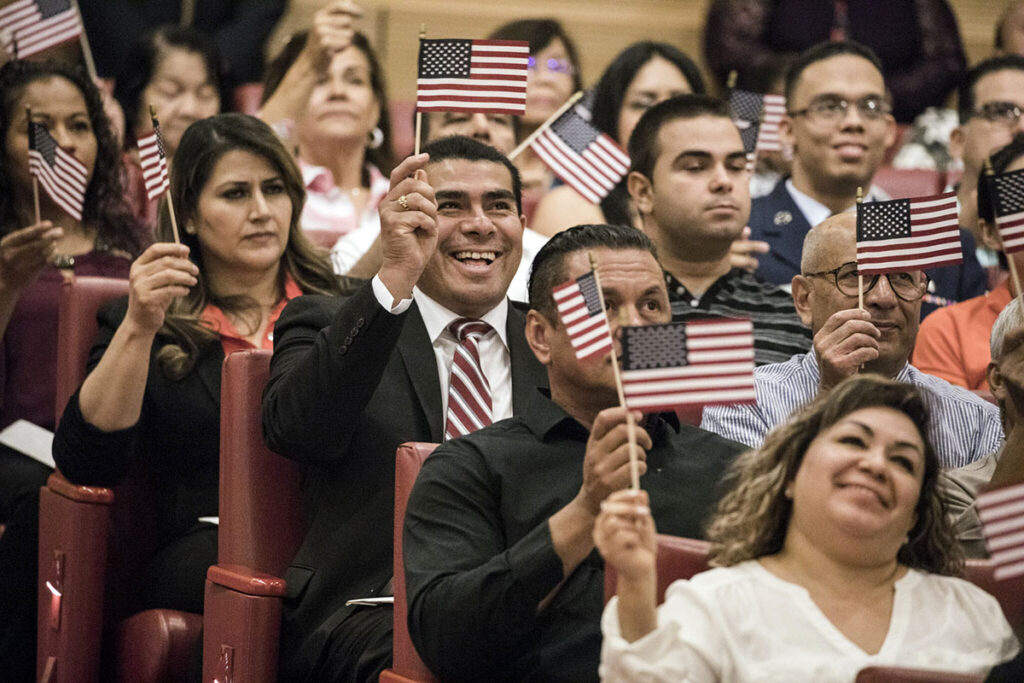 Trump planea ampliar drásticamente la desnaturalización