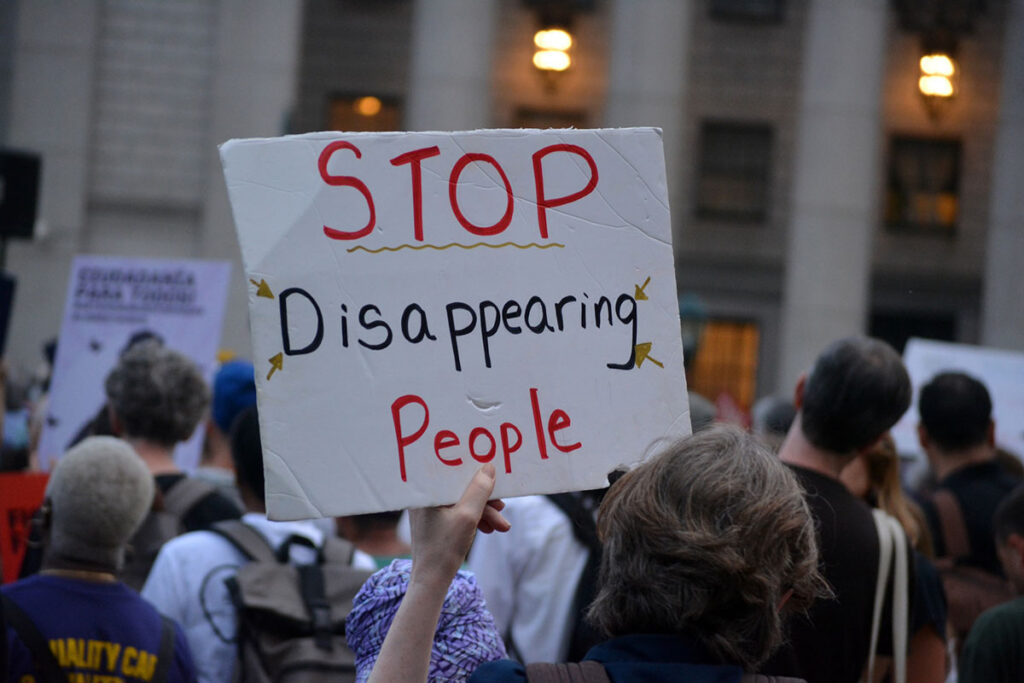 Legisladores de Colorado piden a ICE dejar de usar máscaras  Colorado lawmakers urge ICE to stop wearing masks 