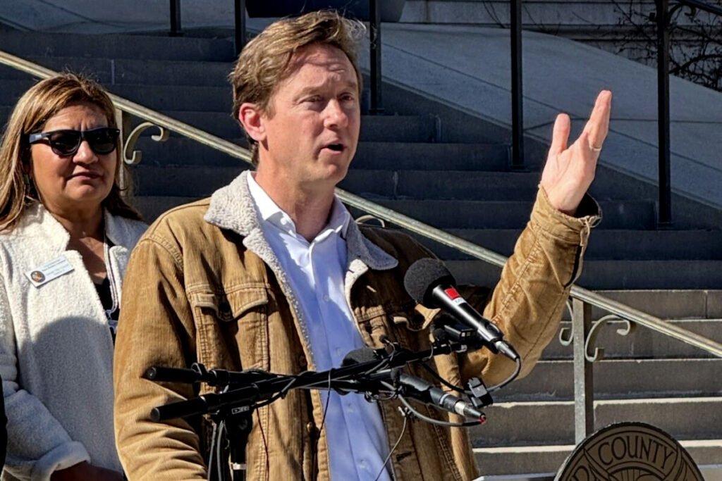 Denver bans masks for law enforcement officers Denver protege sus residentes de posibles abusos de ICE