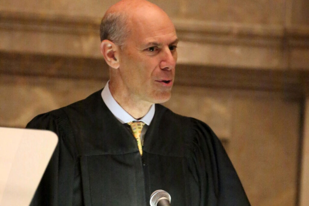 Juez ordena regreso de venezolanos deportados a cárcel de Bukele