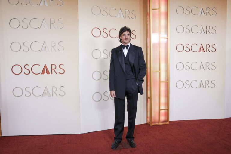 Brillo y glamur en alfombra roja de los Óscars 2026 