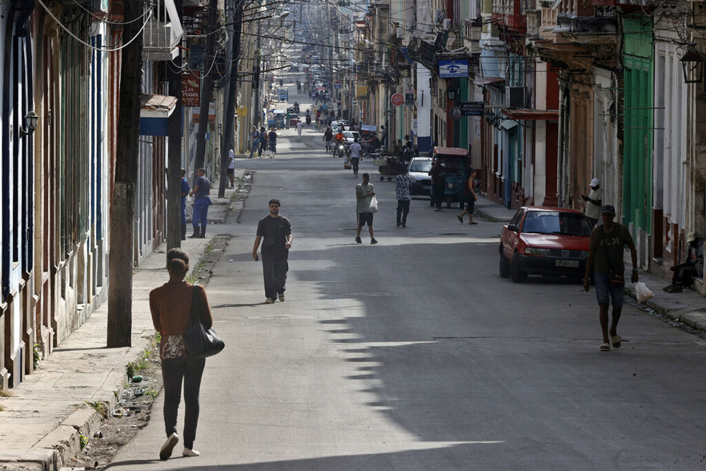 Cuba enfrenta apagones masivos mientras busca diálogo con EE.UU.