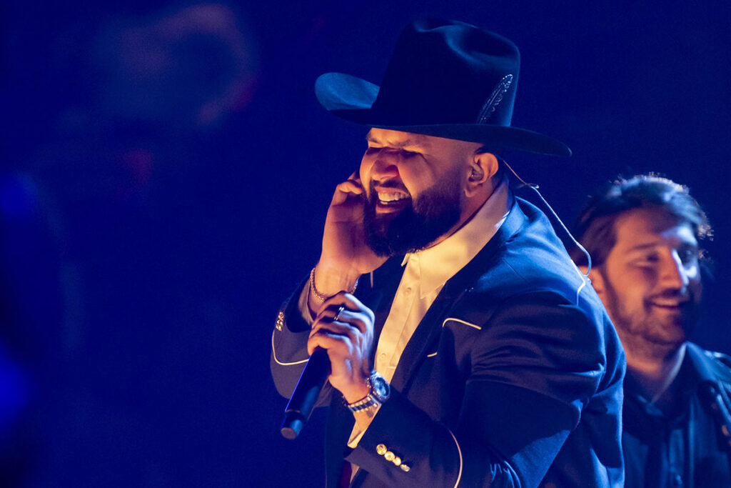 Carín León arrasa en Premio Lo Nuestro 2026 